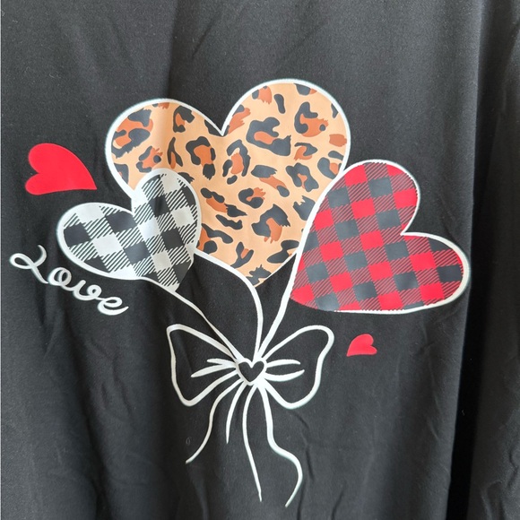 SHEIN Black Long Sleeve Kids Tee with Heart and Leopard Design - Picture 4 of 7